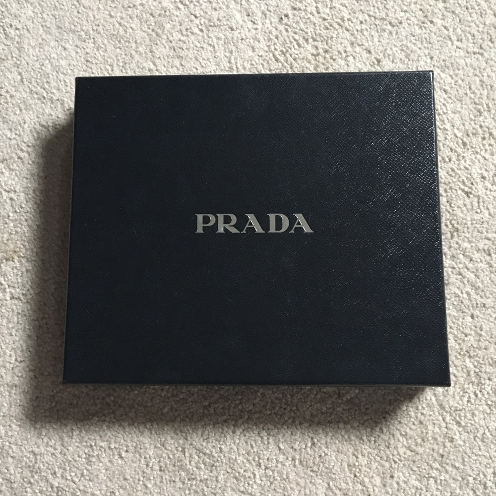 Prada 🧣✨